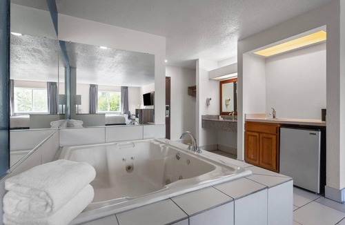 Piqua Hotel | Baymont by Wyndham Piqua