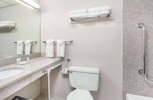 Queensbury Hotel | Baymont by Wyndham Queensbury/Lake George