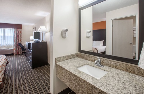 South Haven Hotel | Baymont by Wyndham South Haven