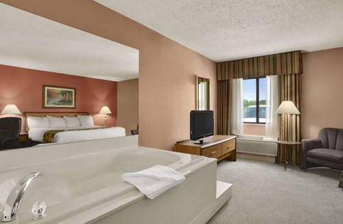 Sullivan Hotel | Baymont by Wyndham Sullivan