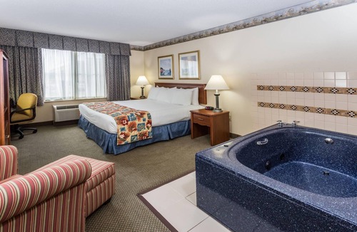 Waterford Hotel | Baymont by Wyndham Waterford/Burlington WI