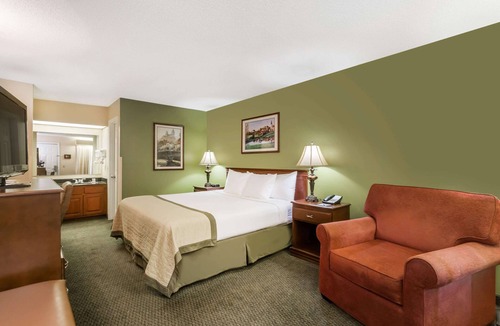 Waycross Hotel | Baymont by Wyndham Waycross
