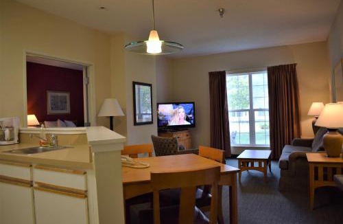 Greenwich Hotel | Baymont by Wyndham Wichita East