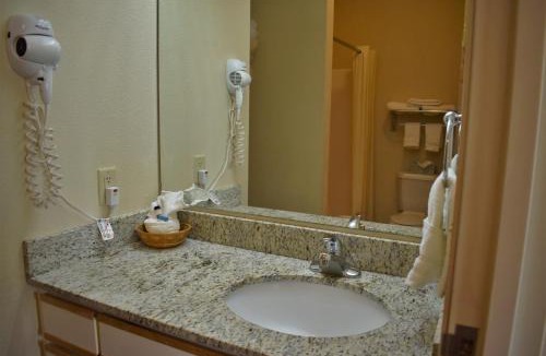 Greenwich Hotel | Baymont by Wyndham Wichita East