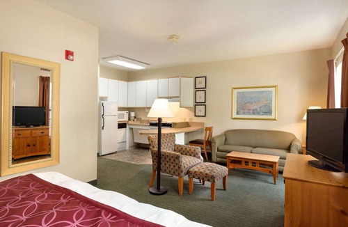 Greenwich Hotel | Baymont by Wyndham Wichita East