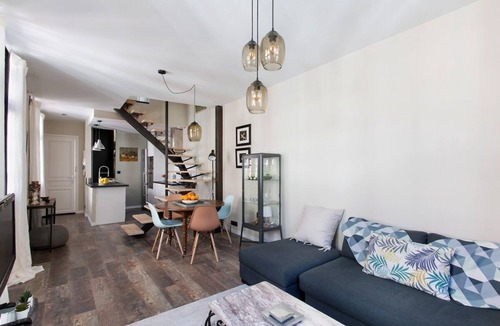 Bayonne Apartment | BAYONNE, Standing, triplex, historic district 5p