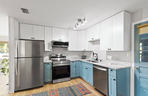 Bayview House | Bayou Bungalow Near Beaches & Downtown