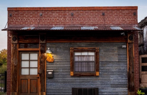 New Iberia Cabin | Bayou Chateau A Cajun Oasis, Bayou-Side, Fire Pit, Private Decks, Pets, Downtown NILA!