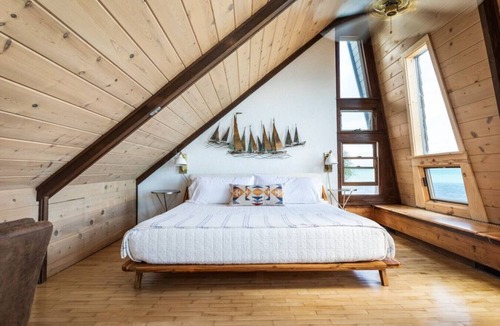 Suttons Bay Cottage | Bayshore Boathouse-Waterfront home on West Bay