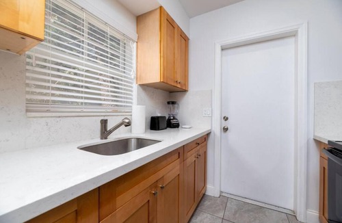 Central Beach Apartment | Bayshore Breeze 3 - King Bed, Kitchen, Parking