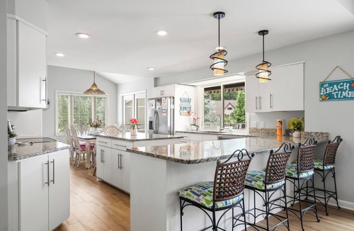 Hot Springs House | "Bayshore Breeze" - Lakefront 7BR, Private Pool, Hot Tub, Putting Green, Views