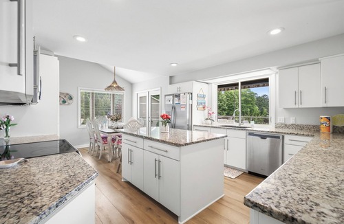 Hot Springs House | "Bayshore Breeze" - Lakefront 7BR, Private Pool, Hot Tub, Putting Green, Views