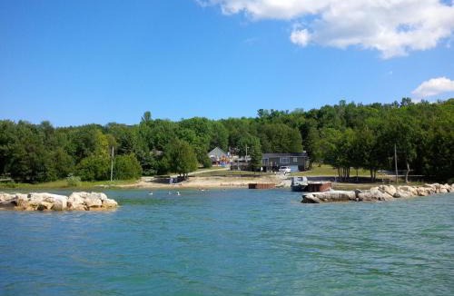 Colpoys Bay House | Bayshore Cottages