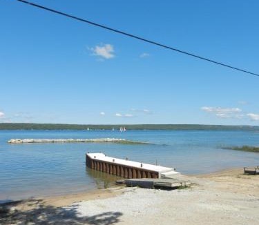 Colpoys Bay House | Bayshore Cottages