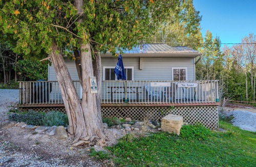 Colpoys Bay Cabin | Bayshore Cottages: The Hawaii