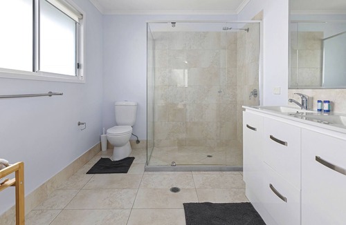 Beachmere House | BAYSIDE BLISS