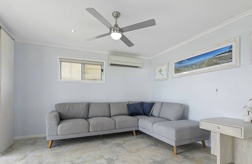 Beachmere House | BAYSIDE BLISS