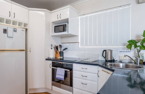 Wynnum Apartment | Bayside Breeze Seaside Serenity