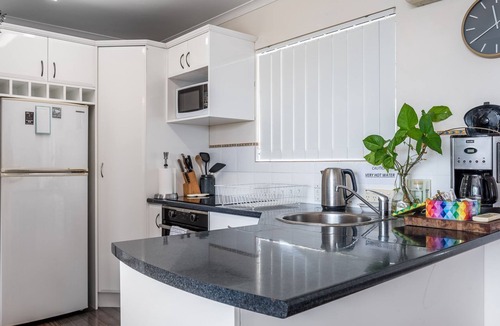 Wynnum Apartment | Bayside Breeze Seaside Serenity