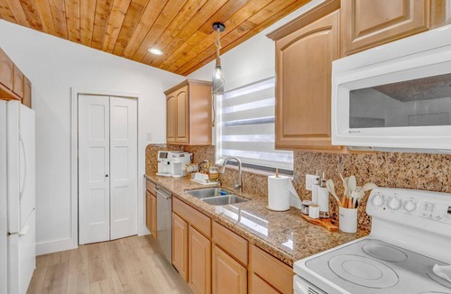Twin Lakes House | Bayside Dreams waterfront pool home 5 br/3bath with dock.