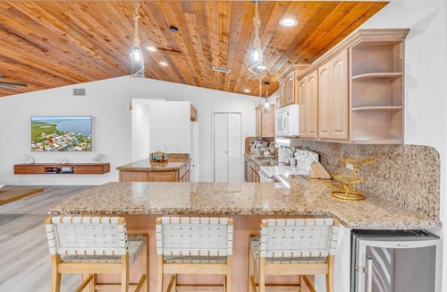 Twin Lakes House | Bayside Dreams waterfront pool home 5 br/3bath with dock.