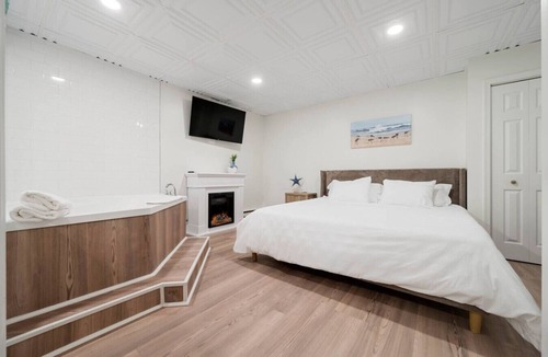 Sylvan Beach Bed & Breakfast | `Bayside Hideaway`-New Jacuzzi Suite in Sylvan!