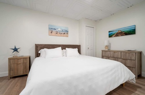 Sylvan Beach Bed & Breakfast | `Bayside Hideaway`-New Jacuzzi Suite in Sylvan!