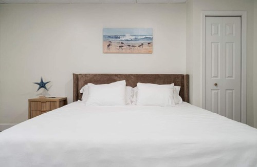 Sylvan Beach Bed & Breakfast | `Bayside Hideaway`-New Jacuzzi Suite in Sylvan!