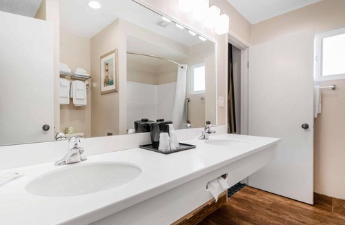 Downtown Hotel | Bayside Inn & Suites