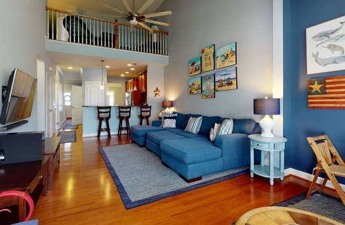 The Commons House | Bayside Resort townhouse w/ games, basketball court, shared sauna, gas grill
