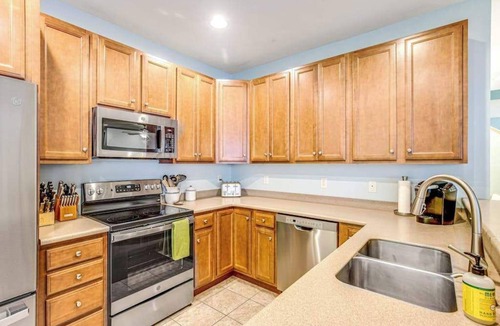 Sun Ridge Condo | Bayside Resort townhouse with golf on-site, pool access, fireplace, & central AC