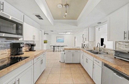 Bay Crest Park House | Bayside Retreat with Backyard Oasis