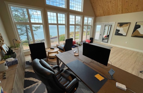 Black Rock House | Bayside RetreatnK BR ensuite bath, Q BR, Workspace, Yoga, 2nd bath, Hot tub, 4-6