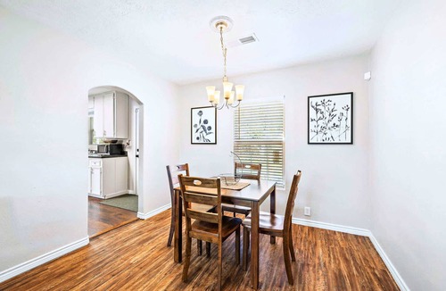 Baytown House | Baytown Cozy Home:Large Yard| Big Kitchen |BBQ|3BR