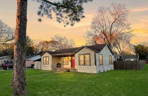 Baytown House | Baytown Cozy Home:Large Yard| Big Kitchen |BBQ|3BR