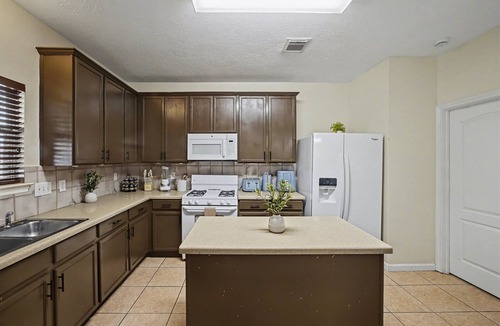 Baytown House | Baytown Htown Escape | Air Hockey Yard BBQ Games