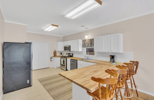 Keansburg House | Bayview Coastal Home Steps to Shore+ Free Parking