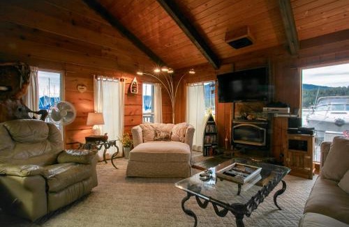 Bayview House | Bayview Float Home on Lake Pend O'reille