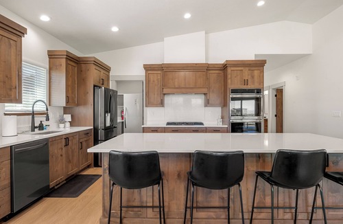Sweetwater House | BayView Lake House | Gaga Ball Pit | Pickleball | Hot Tub