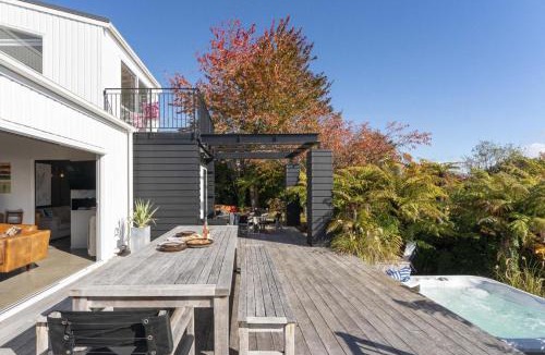 Two Mile Bay House | Bayview Lake Taupo