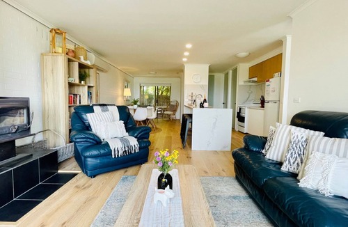 Lorne House | Bayview Number Four - Pet Friendly With Secure Yard