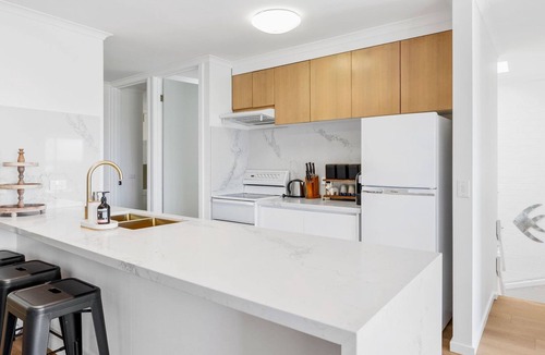 Lorne House | Bayview Number Four - Pet Friendly With Secure Yard