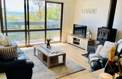 Lorne House | Bayview Number Four - Pet Friendly With Secure Yard