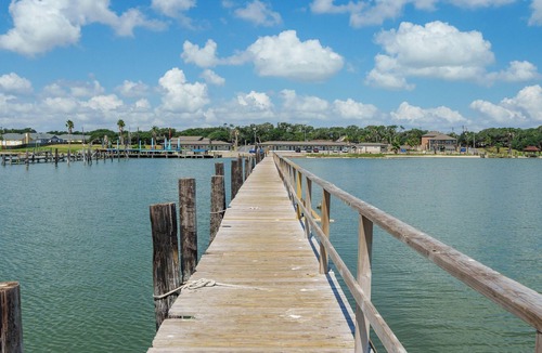 Fulton Condo | Bayview Paradise | Dog Friendly + Pool & Pier Access!