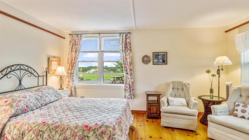 Mahone Bay Bed & Breakfast | Bayview Pines Country Inn B&B