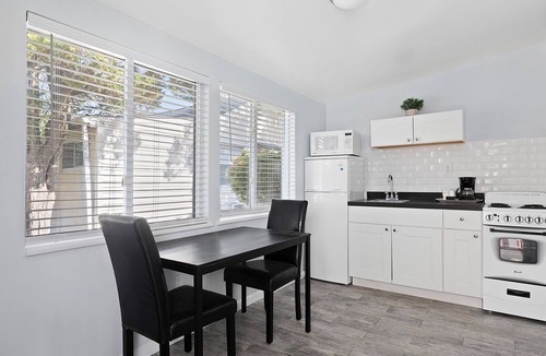 Hampton Bays Hotel | Baywatch Hotel & Marina