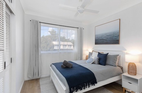 Berkeley Vale House | BB's Lake house - Waterfront reserve with Pool