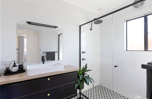 Berkeley Vale House | BB's Lake house - Waterfront reserve with Pool