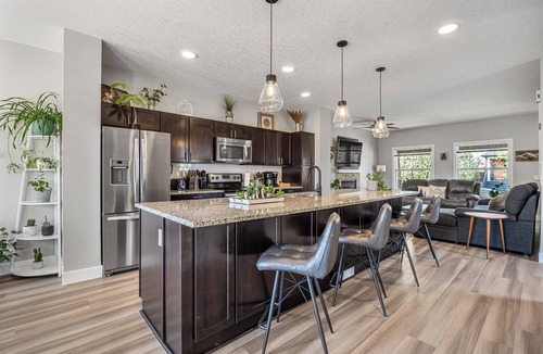 Evanston House | BBQ Central A/C Patio Fully Stocked Gourmet Kitchen Zero Rug