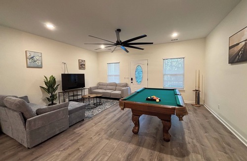 Savannah House | BBQ Grill and Pool Table